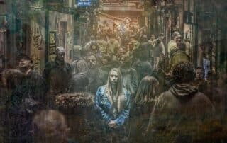 Donna sola tra la folla