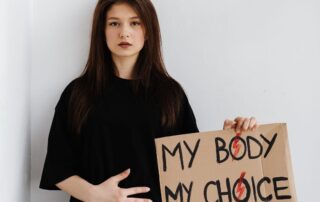 Donna cartello my body my choice