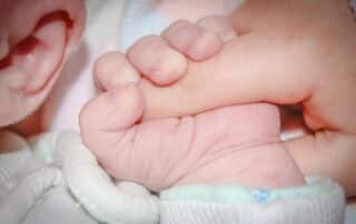 Neonato mano