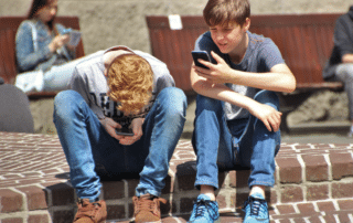 ragazzi_telefono