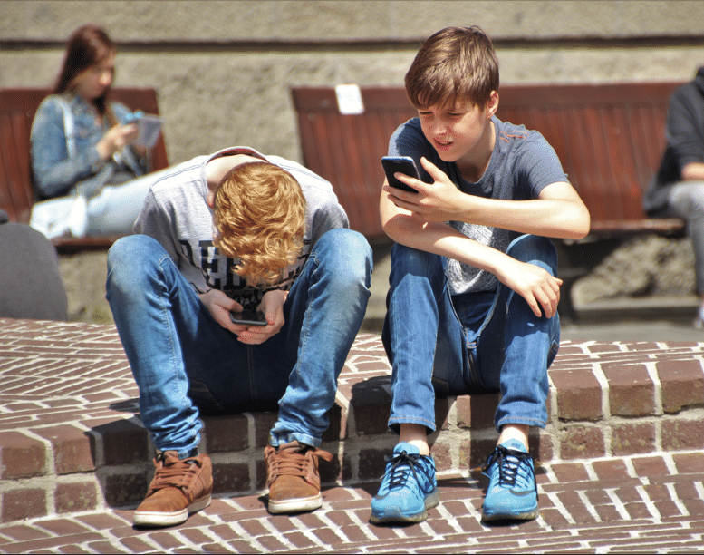 Articolo: Costantemente connessi: come educare i giovani?