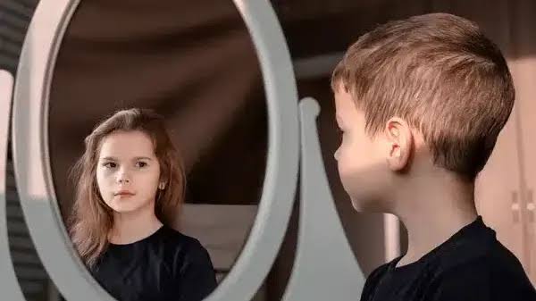 bimbo che si specchia e vede una bambina Articolo: Non mi riconosco nel mio corpo, la parola del Pediatra